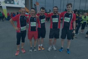 Gruppenfoto unseres Laufteams vor der Ratiopharm Arena vor dem Neu-Ulmer Firmenlauf 2019 als Titelbild des dazugehörigen Blogartikels.