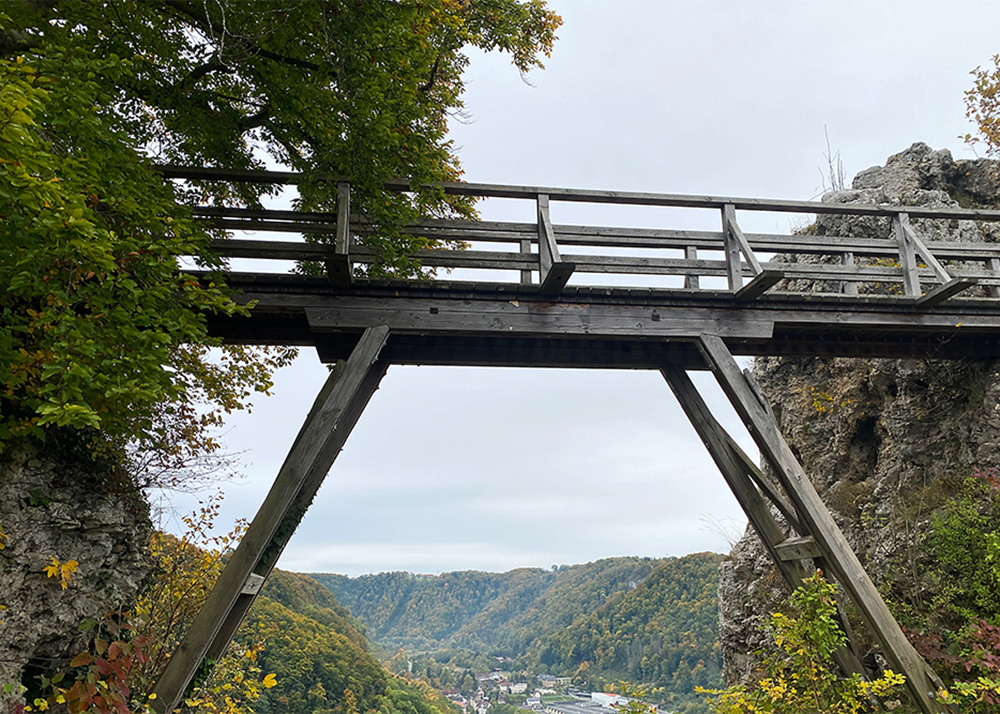 Nachbau einer hölzernen Brücke in der Ruine Helfenstein