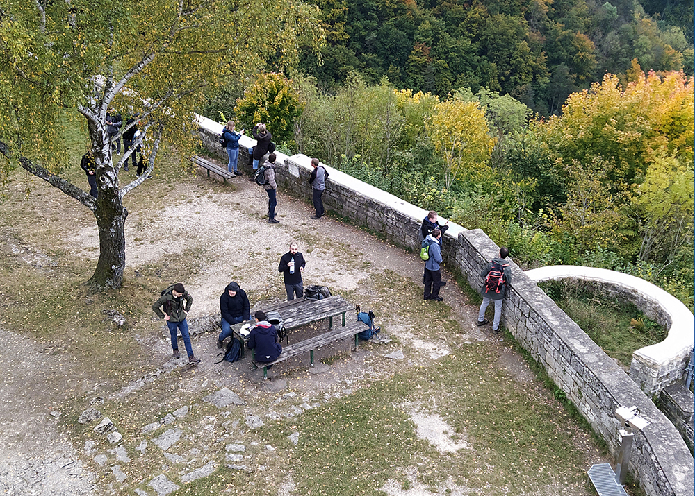 Blick auf den ehemaligen Burghof der Ruine Helfenstein von der Plattform des Aussichtturms