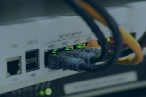 Verschiedene moderne Anschlüsse auf der Rückseite eines Gerätes in denen zum Teil Kabel stecken. Als Symbol für die Vernetzung innovativer Feritgungen durch eine Retrofit.