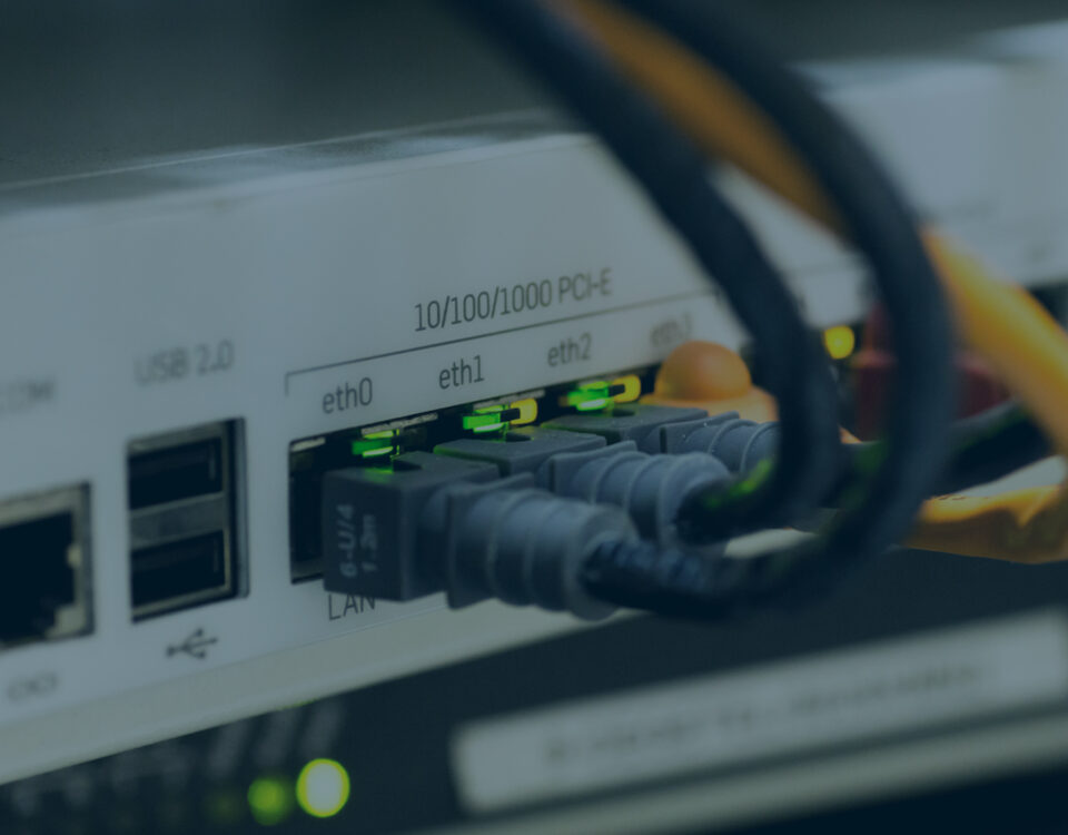 Verschiedene moderne Anschlüsse auf der Rückseite eines Gerätes in denen zum Teil Kabel stecken. Als Symbol für die Vernetzung innovativer Feritgungen durch eine Retrofit.