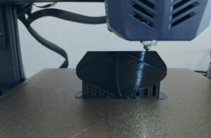 Beitragsbild eines Artikels über den 3D-Drucker der ATR Software GmbH, das die Mitte des Drucks der Bildmarke des Logos zeigt.