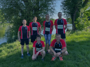 Beitragsbild des Teams atr.run() von ATR Software vor dem Firmenlauf 2022 am Ufer der Donau