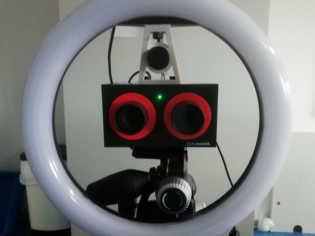 Frontale Ansicht der Stereokamera mit fertig montiertem Ringlicht und Laser zur Verbesserung der Tiefenwahrnehmung.