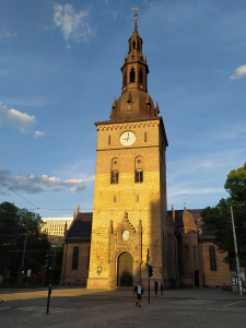 Frontalansicht des Osloer Doms und seinem Turm