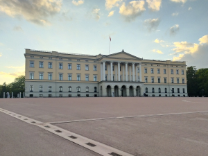 Foto des klassizistischen königlichen Schlosses in Oslo