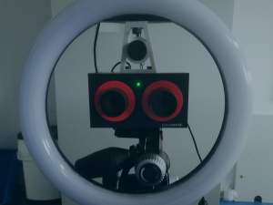 Frontale Ansicht der Stereokamera mit fertig montiertem Ringlicht und Laser für eine verbesserte Tiefenwahrnehmung.