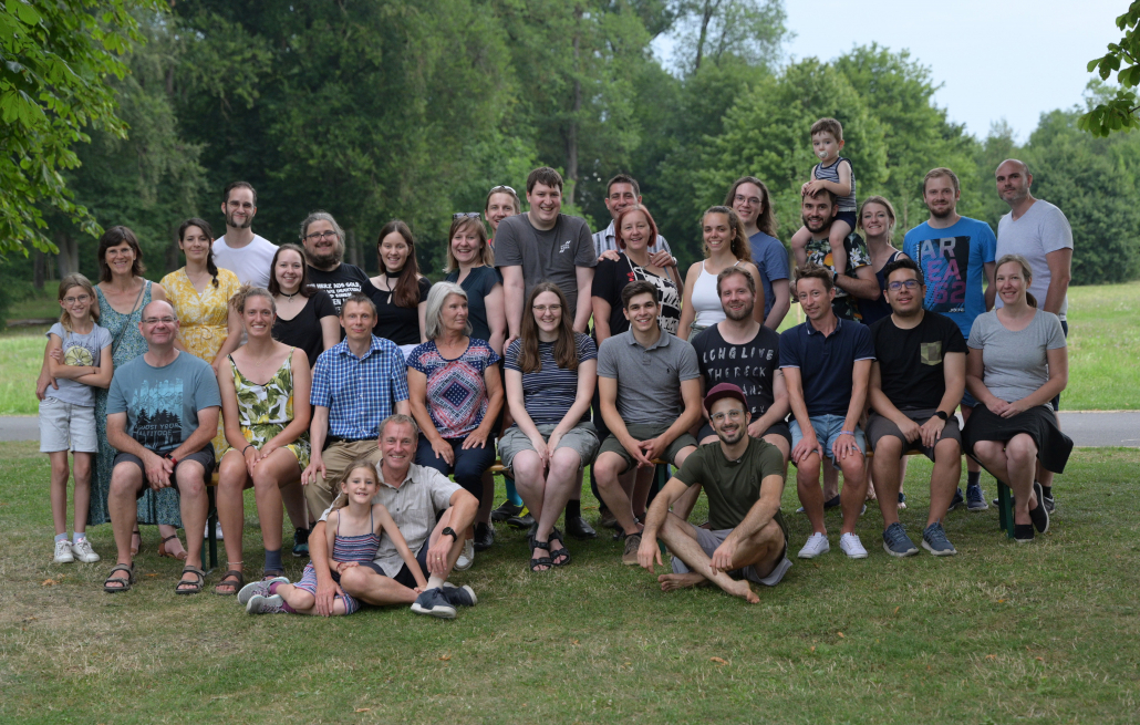 Gruppenbild der Mitarbeitenden von ATR Software und ihren Lieben auf dem Sommerfest 2022