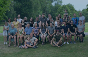 Gruppenbild der Mitarbeitenden von ATR Software und ihren Lieben auf dem Sommerfest 2022 als Titelbild für den Blog