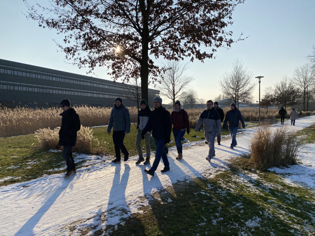 Gruppenbild des ATR Software Teams bei der Winterwanderung auf dem Weg im Sport- und Freizartpark Wiley Neu-Ulm