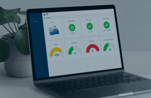 Das Dashboard einer KI Lösung von ATR Software ist auf dem Bildschirm eines Laptops zu sehen. Das Dashboard zeigt den Status einer Maschine aus der Produktion an.