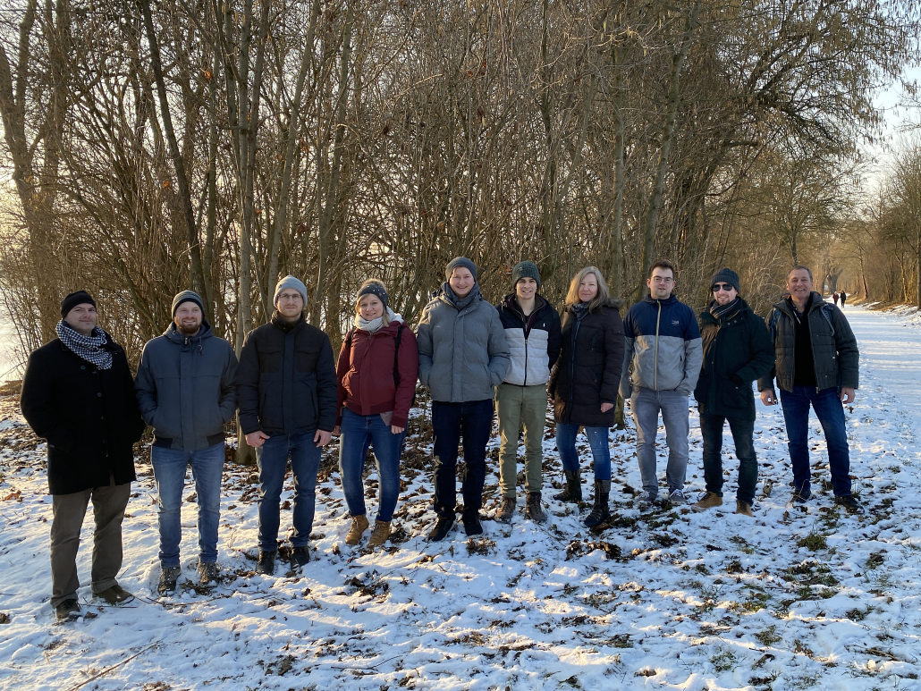 Gruppenfoto am Ludwigsfelder Baggersee während der Winterwanderung des Teams von ATR Software im Februar 2023