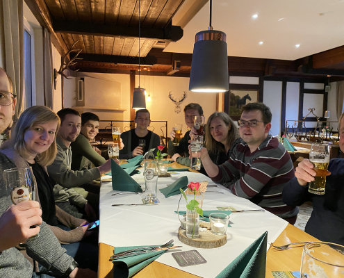 Foto der Laufgruppe der ATR Software GmbH an einem der Tische im Wirtshaus Silberwald.