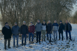 Gruppenfoto am Ludwigsfelder Baggersee während der Winterwanderung des Teams von ATR Software als Titelbild des Artikels