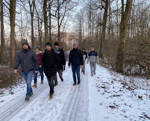 Gruppenfoto der Laufgruppe von ATR Software auf dem Weg zum Abendessen durch den Silberwald in Neu-Ulm.
