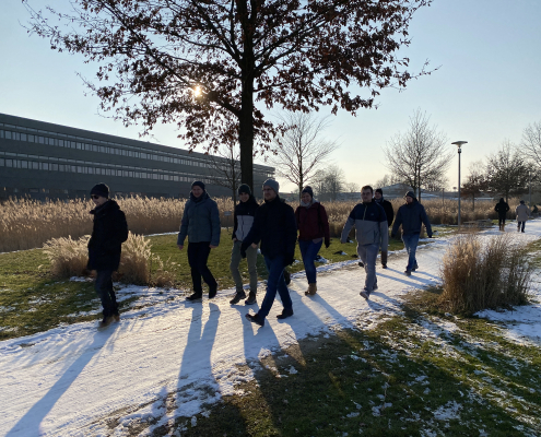 Gruppenbild des ATR Software Teams bei der Winterwanderung auf dem Weg im Sport- und Freizartpark Wiley Neu-Ulm
