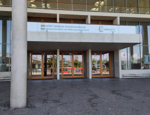 Das Bild zeigt den Eingang des Konzrthauses in Freiburg mit einem Hinweise auf die Konferenz im Fenster über den Türen.