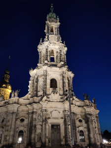 Das Bild zeigt eine alte Kirche aus der Dresdner Innenstadt