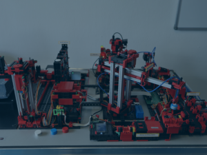 Das Headerbild zeigt die Lernfabrik von fischer Technik im Büro der ATR Software GmbH in Neu-Ulm.