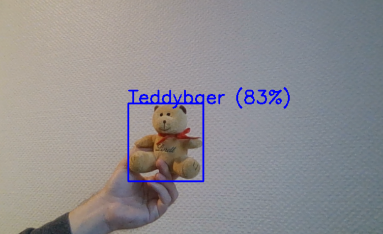 Das Bild zeigt einen kleinen Teddy Bär, der von dem Yolo-Modell zu 83 Prozent als solcher erkannt wurde.