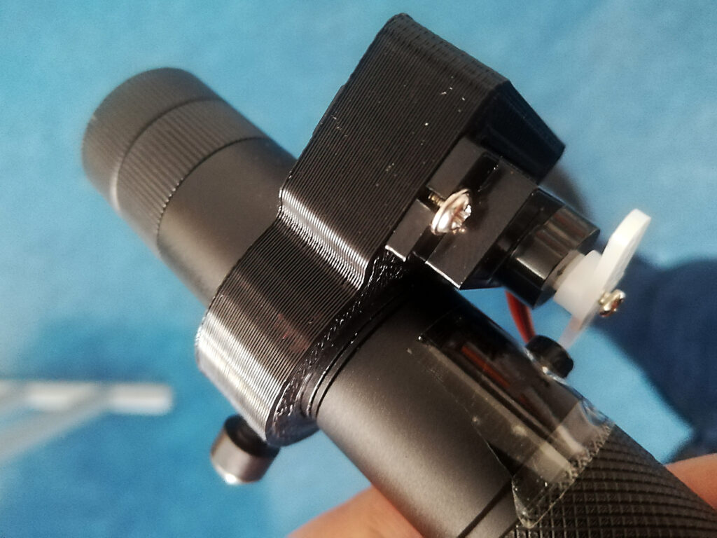 Nahe Ansicht der Halterung für für den Servomotor zum An- und Ausschalten des Lasers.