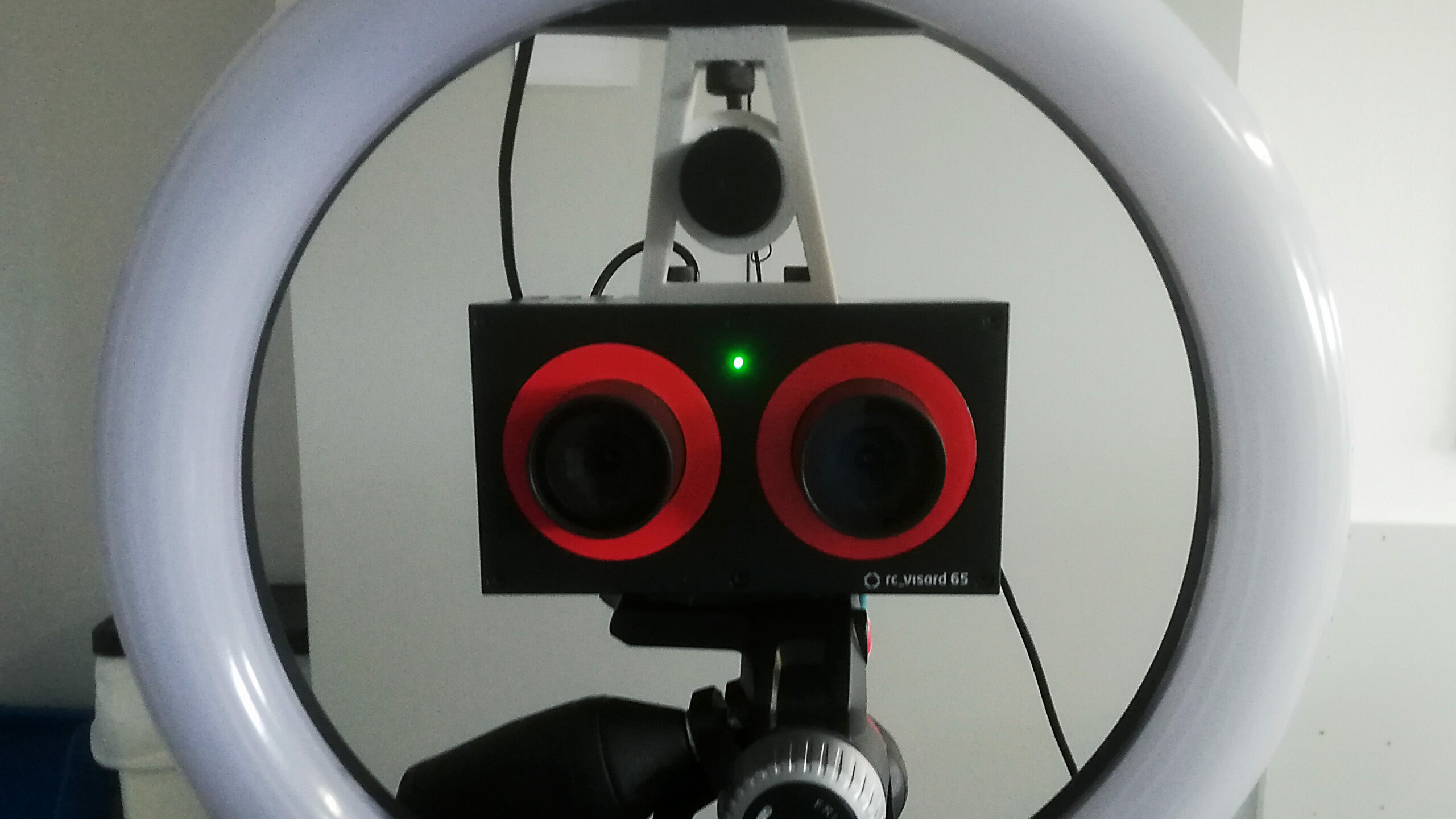 Frontale Ansicht der Stereokamera mit fertig montiertem Ringlicht und Laser zur Verbesserung der Tiefenwahrnehmung.