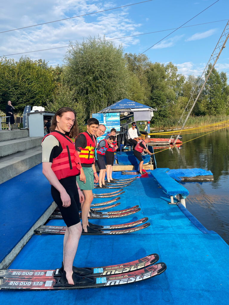 Blick auf den Startbereich der Wasserskianlage Gufi-See mit den wartenden Kollegen