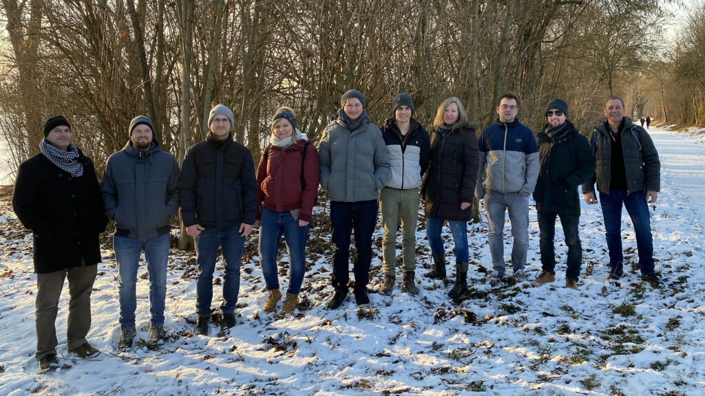 Gruppenfoto am Ludwigsfelder Baggersee während der Winterwanderung des Teams von ATR Software im Februar 2023