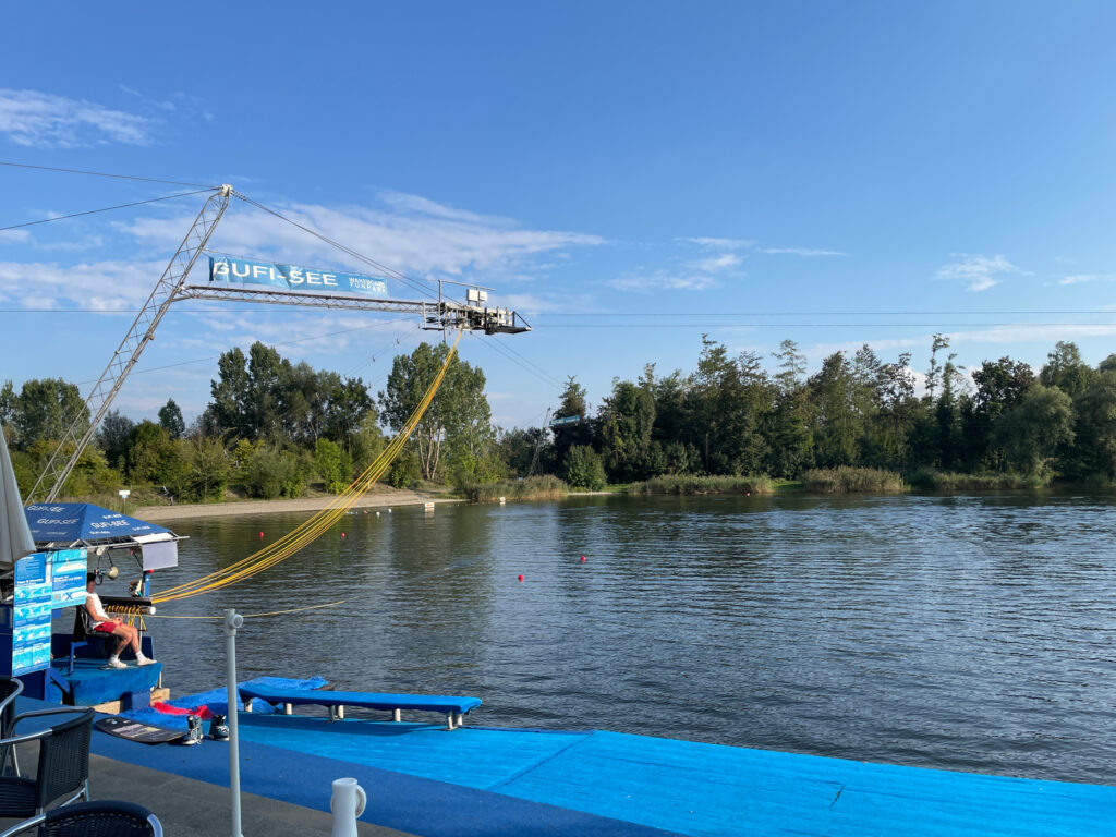 Blick auf den leeren Startbereich der Wasserskianlage am Gufi-See