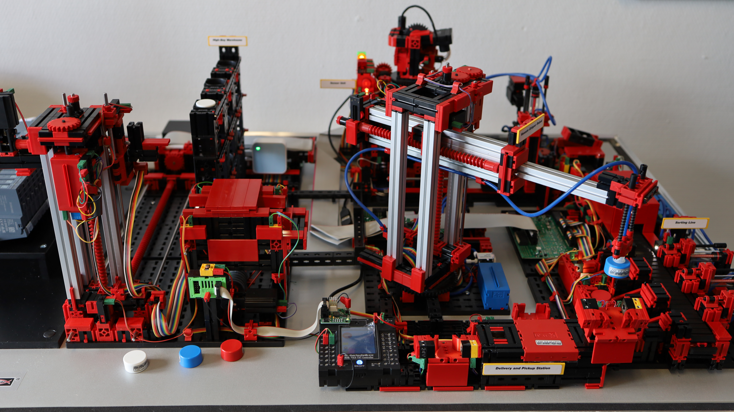 Das Headerbild zeigt die Lernfabrik von fischer Technik im Büro der ATR Software GmbH in Neu-Ulm.