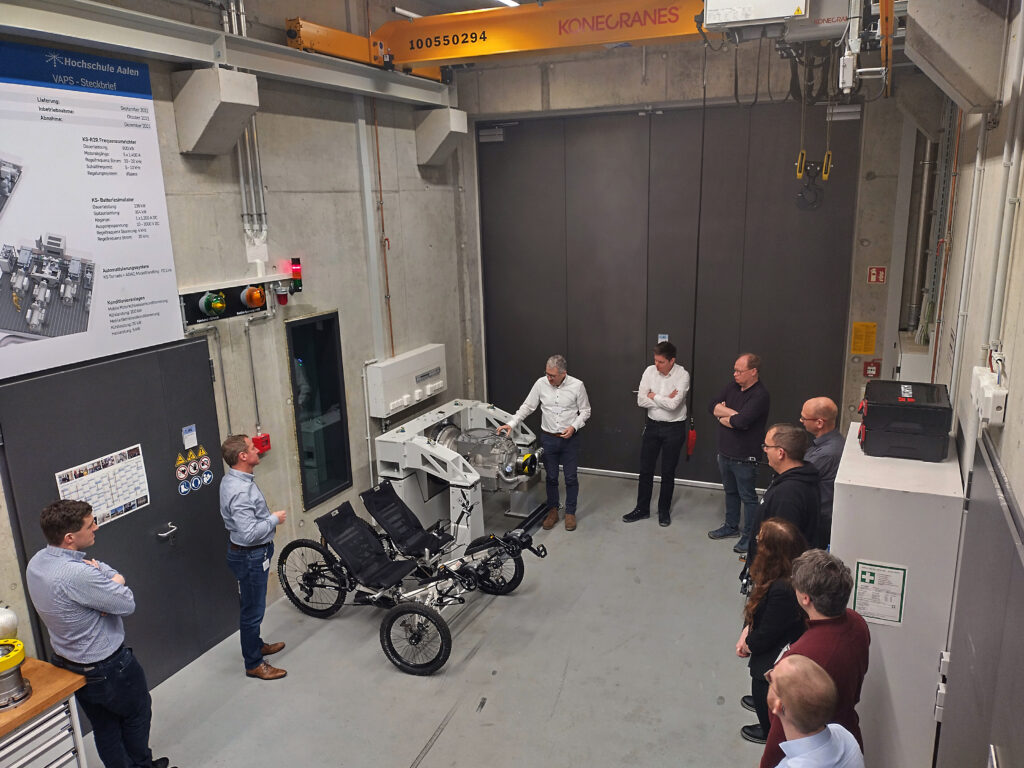 Das Bild zeigt den Vorraum des Fahrzeugprüfstandes an der Hochschule Aalen