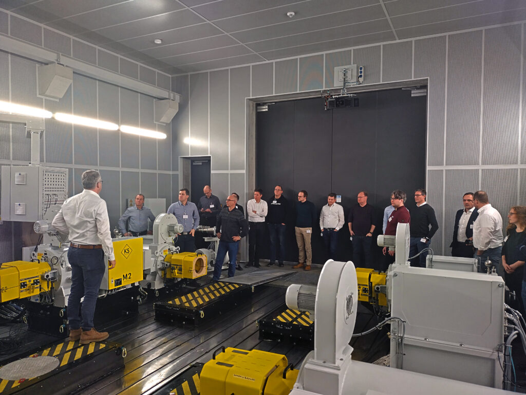 Bescihtigung des Fahrezeugprüfstandes der Hochschule Aalen durch das Projektkonsortium von DigiPrüF