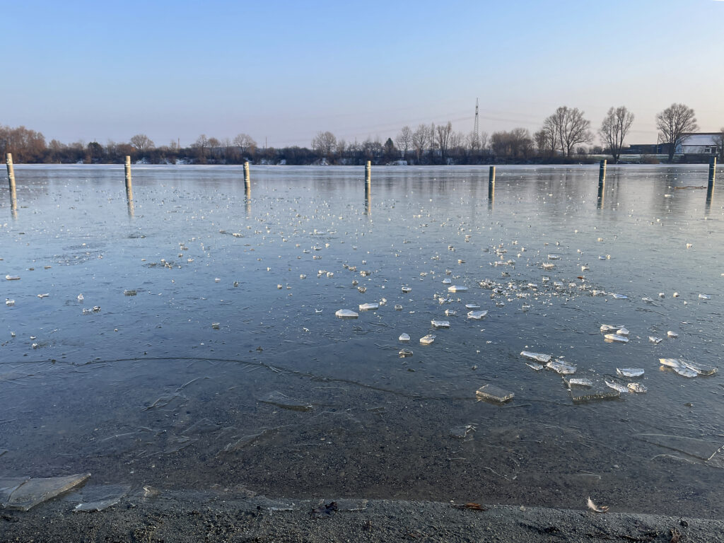 Foto der Eisfläche auf dem Ludwigsfelder See in Neu-Ulm.