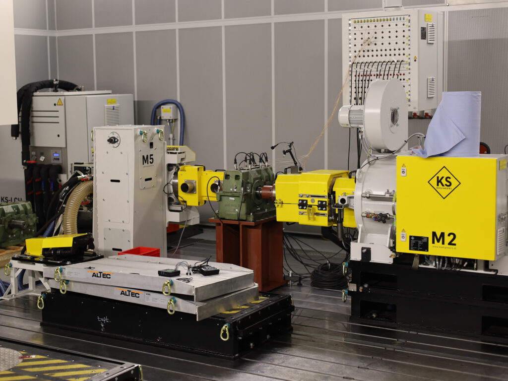 Messung eines alten Getriebes am Prüfstand der Hochschule Aalen. Zur Erfassung der Daten ist das Getriebe mit zahlreichen Sensoren verknüpft.