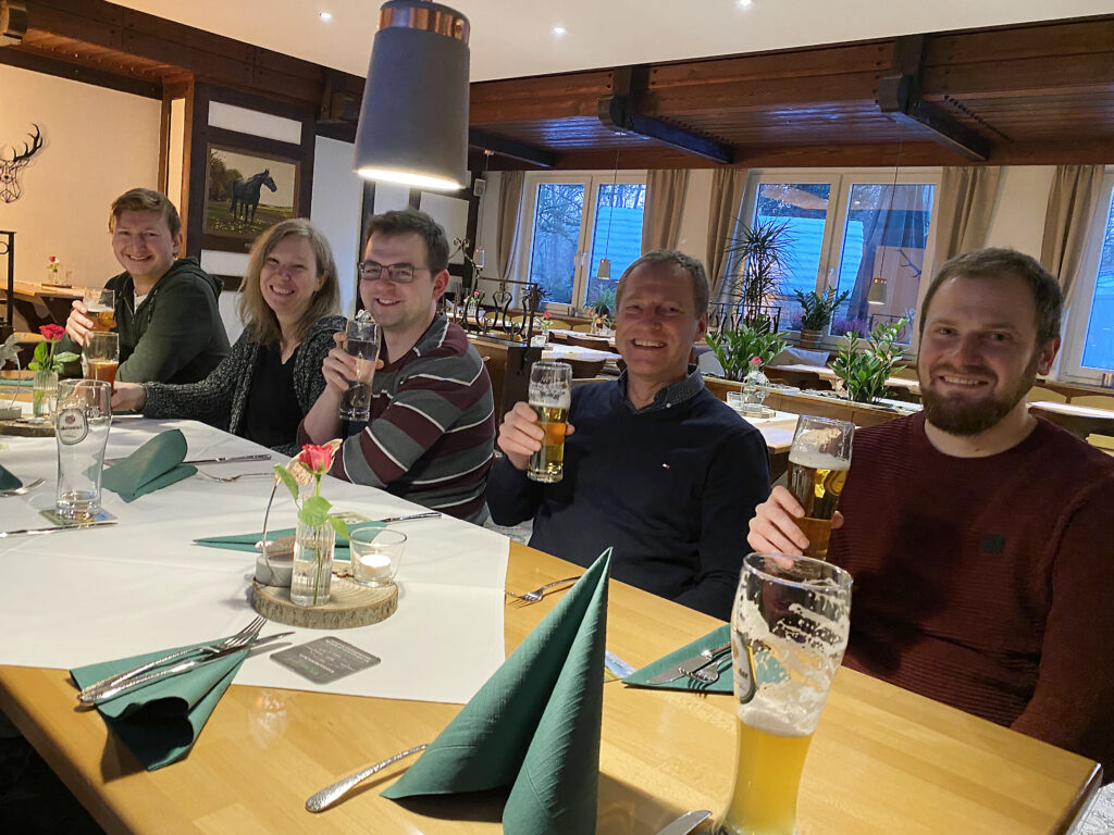 2. Teil der Laufgruppe der ATR Software GmbH an einem der Tische im Wirtshaus Silberwald.