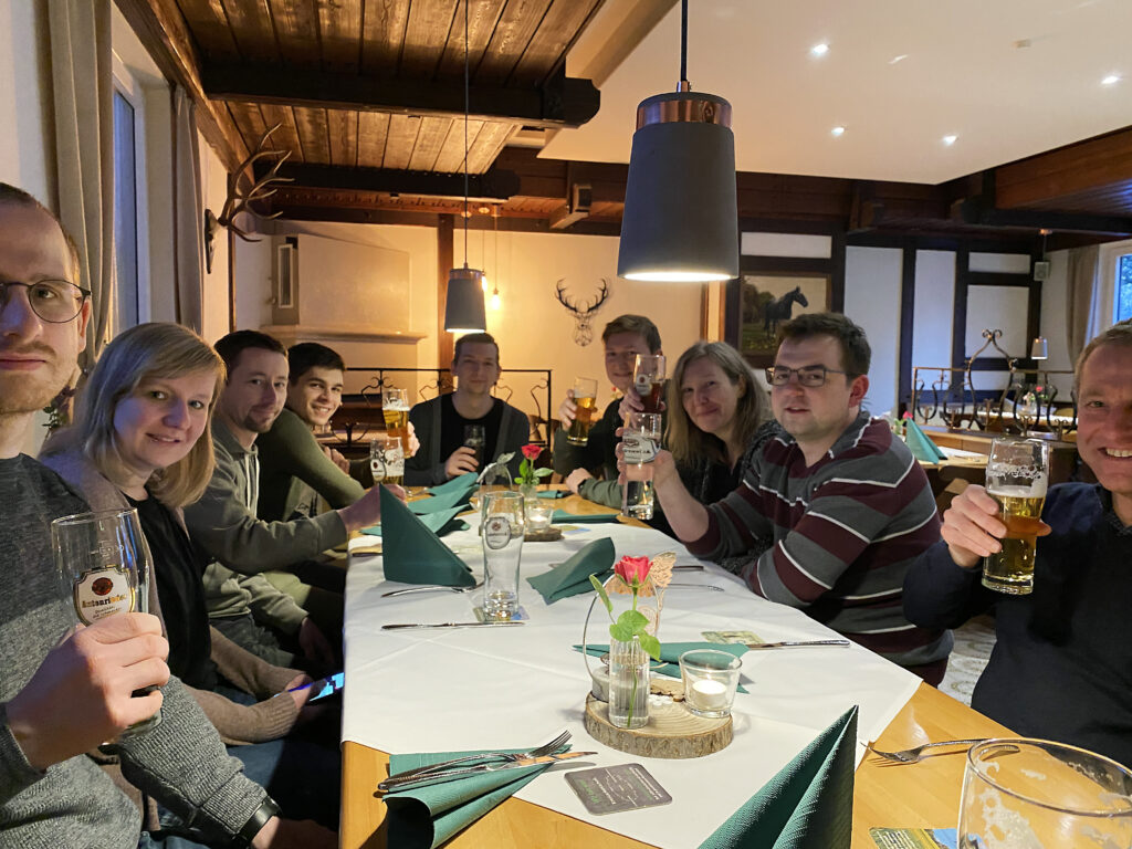 Foto der Laufgruppe der ATR Software GmbH an einem der Tische im Wirtshaus Silberwald.