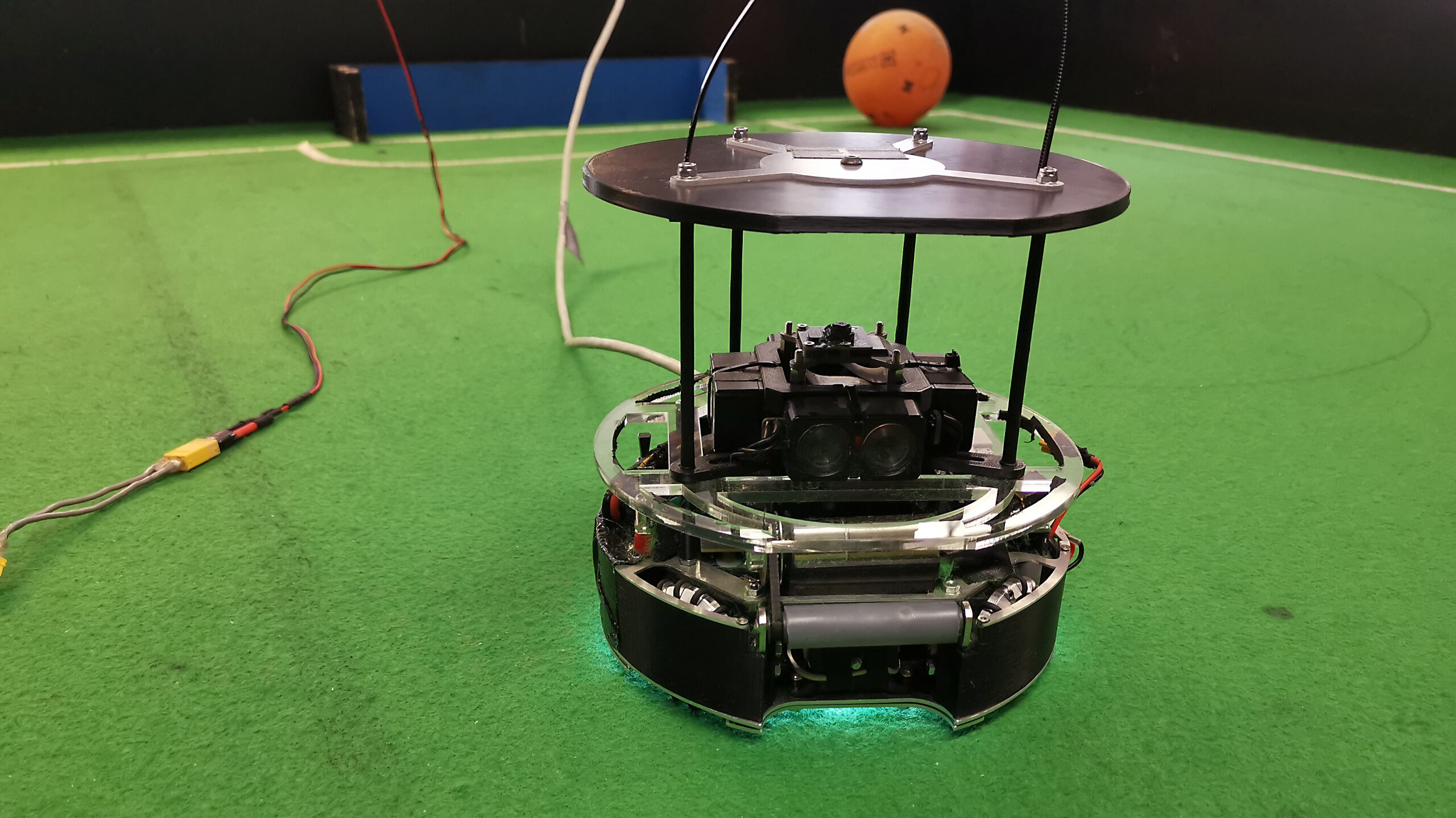 Das Bild zeigt einen Roboter, der für den größten Technik-Schülerwettbewerb RoboCupJunior entwikelt wurde und dort im Bereich "Soccer" antritt. Entwickelt wurde der Roboter von Schüler:innen des Lessing Gymnasiums in Neu-Ulm.
