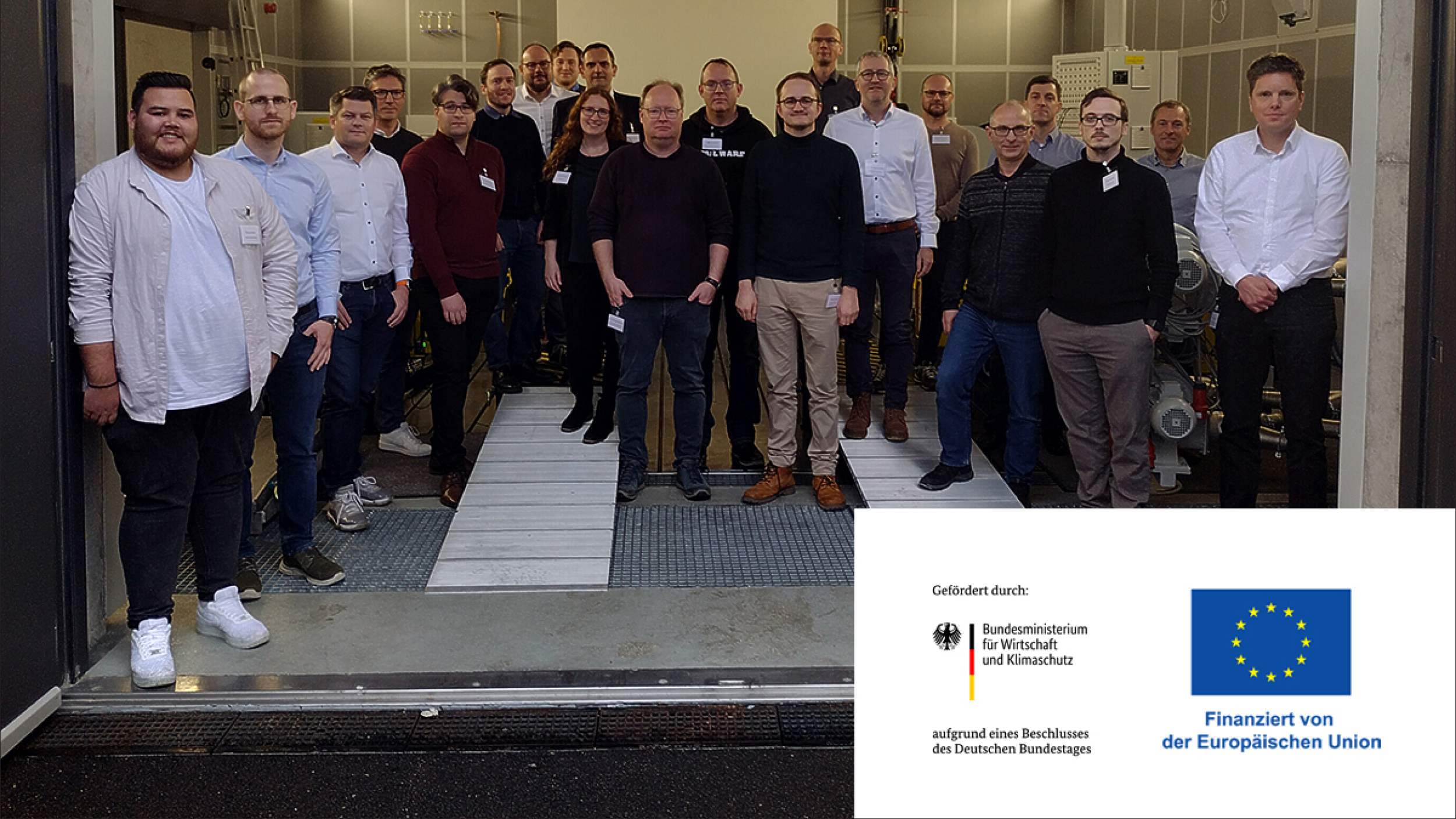 Gruppenbild des Projektkonsortiums vor dem Fahrzeugprüfstand der Hochschule Aalen.