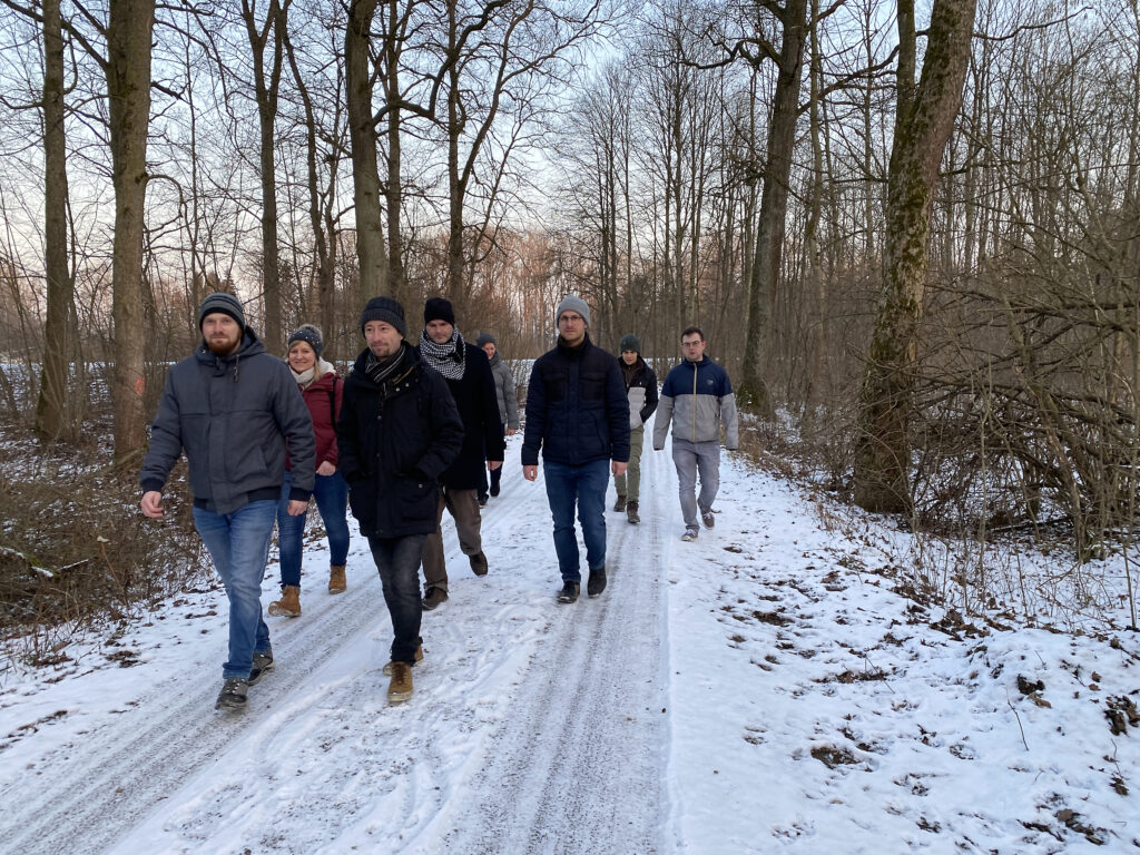 Gruppenfoto der Laufgruppe von ATR Software auf dem Weg zum Abendessen durch den Silberwald in Neu-Ulm.