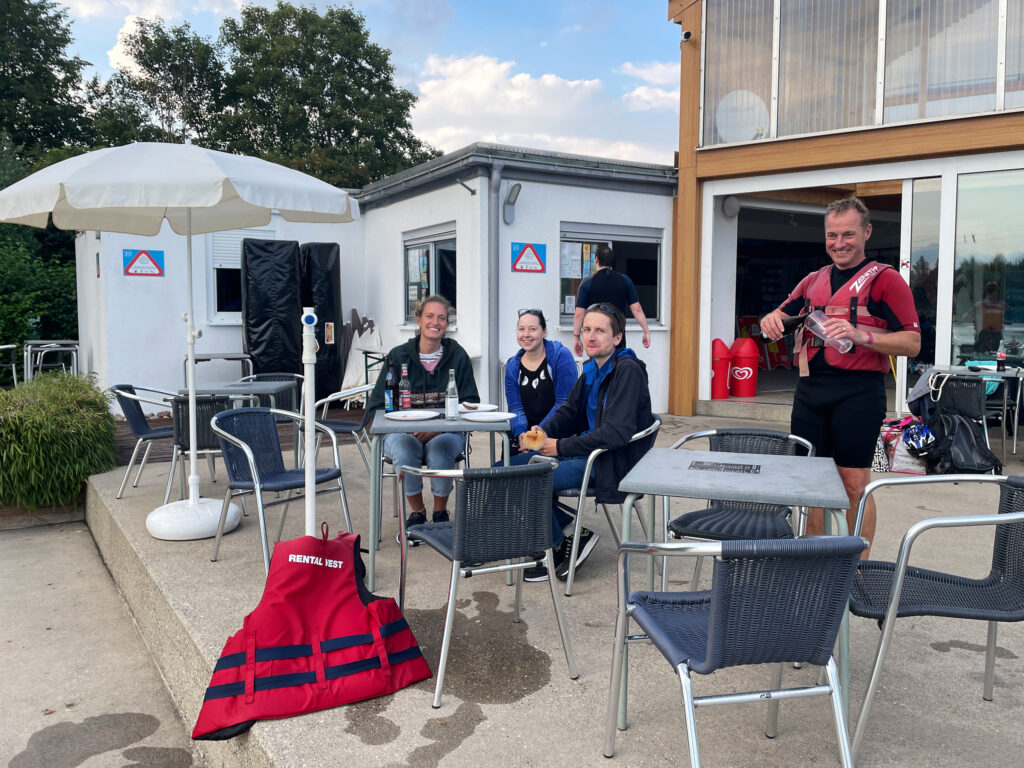 Zuschauender Teil des ATR Software Teams am Gufi-See